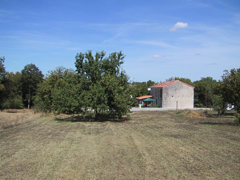 Side view from the south: Arlette Miquel's orchard is on the right of the picture